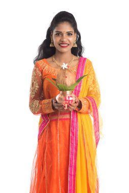 Hint kadını elinde geleneksel bakır kalaş, Hint Festivali hindistancevizli bakır kalaş ve çiçek desenli mango yaprağı tutuyor..