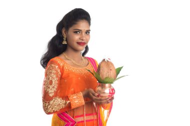 Hint kadını elinde geleneksel bakır kalaş, Hint Festivali hindistancevizli bakır kalaş ve çiçek desenli mango yaprağı tutuyor..