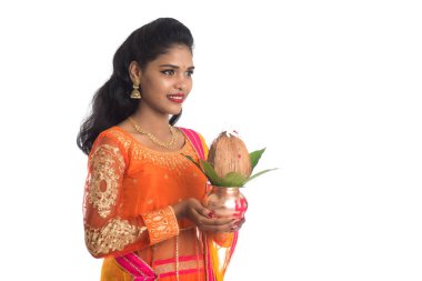 Hint kadını elinde geleneksel bakır kalaş, Hint Festivali hindistancevizli bakır kalaş ve çiçek desenli mango yaprağı tutuyor..