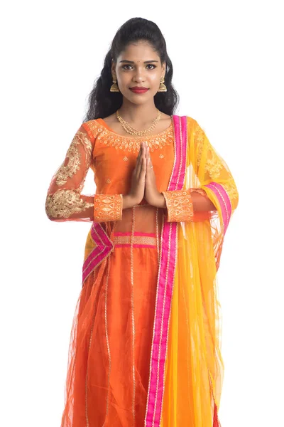 Menina Indiana Bonita Com Expressão Bem Vinda Convidando Saudação Namaste — Fotografia de Stock