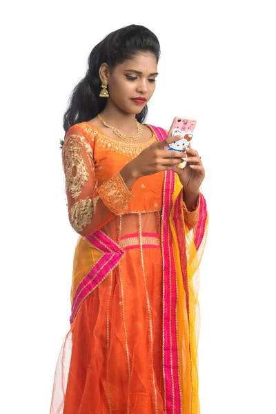 Młoda Indyjska Tradycyjna Dziewczyna Pomocą Telefonu Komórkowego Lub Smartfona Izolowane — Zdjęcie stockowe