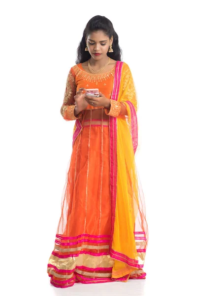 Joven Chica Tradicional India Usando Teléfono Móvil Teléfono Inteligente Aislado — Foto de Stock