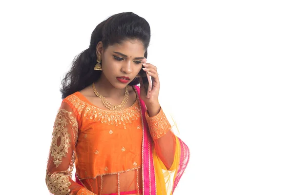Joven Chica Tradicional India Usando Teléfono Móvil Teléfono Inteligente Aislado —  Fotos de Stock