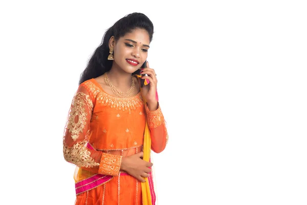 Jeune Fille Traditionnelle Indienne Utilisant Téléphone Mobile Smartphone Isolé Sur — Photo