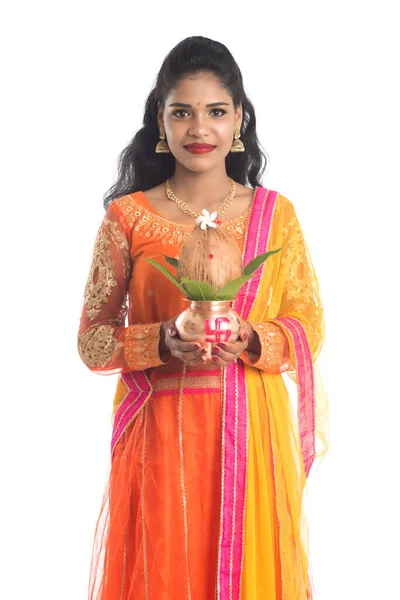 Indian Woman Gospodarstwa Tradycyjnej Miedzi Kalash Indyjski Festiwal Miedź Kalash — Zdjęcie stockowe