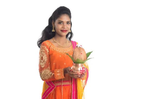 Hint Kadını Elinde Geleneksel Bakır Kalaş Hint Festivali Hindistancevizli Bakır — Stok fotoğraf