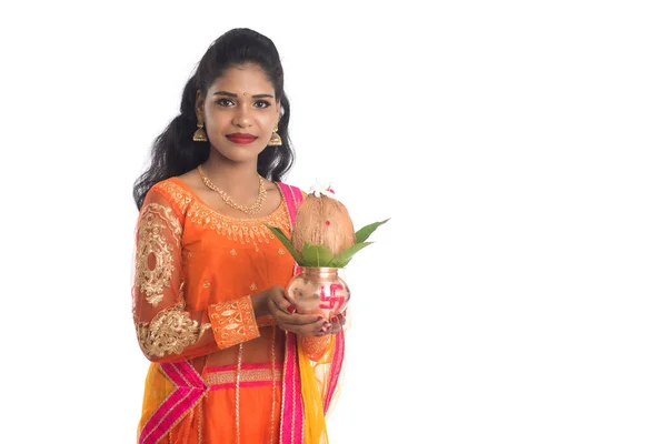 印度妇女举行传统的铜制卡拉什 印度节 铜制卡拉什与椰子和芒果叶与花卉装饰 必不可少的在后排Puja — 图库照片