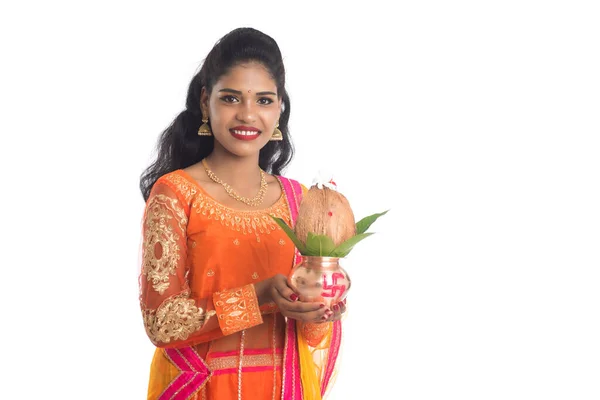 Indian Woman Met Een Traditionele Koper Kalash Indian Festival Koper — Stockfoto