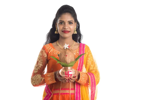 Indian Woman Holding Traditional Copper Kalash Indian Festival Copper Kalash — Stock Photo, Image