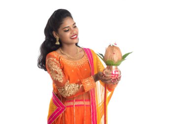 Hint kadını elinde geleneksel bakır kalaş, Hint Festivali hindistancevizli bakır kalaş ve çiçek desenli mango yaprağı tutuyor..