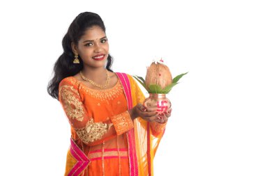 Hint kadını elinde geleneksel bakır kalaş, Hint Festivali hindistancevizli bakır kalaş ve çiçek desenli mango yaprağı tutuyor..