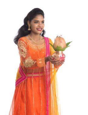 Hint kadını elinde geleneksel bakır kalaş, Hint Festivali hindistancevizli bakır kalaş ve çiçek desenli mango yaprağı tutuyor..
