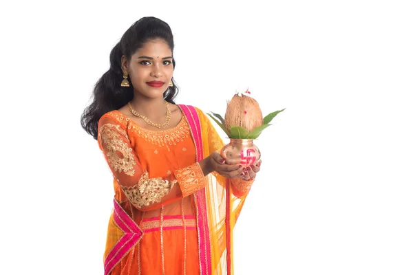 Індійська Жінка Тримає Традиційний Мідний Калаш Індійський Фестиваль Мідний Калаш — стокове фото