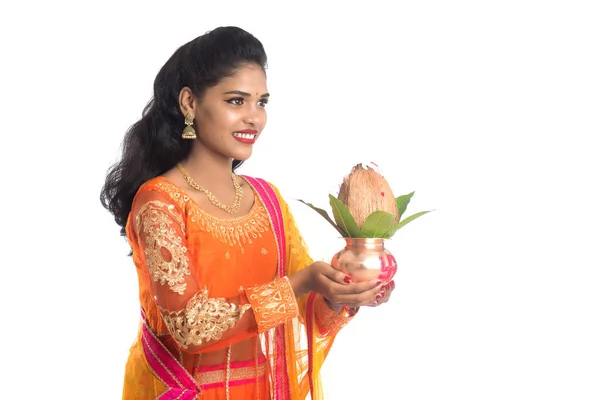インドの女性は 伝統的な銅製のカラッシュ インドの祭り ココナッツとマンゴーの葉の花の装飾と銅カラッシュを保持し Hindu法会に欠かせない — ストック写真