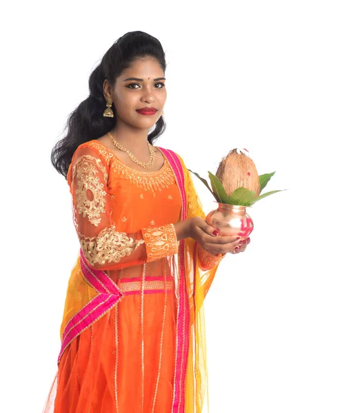 インドの女性は 伝統的な銅製のカラッシュ インドの祭り ココナッツとマンゴーの葉の花の装飾と銅カラッシュを保持し Hindu法会に欠かせない — ストック写真