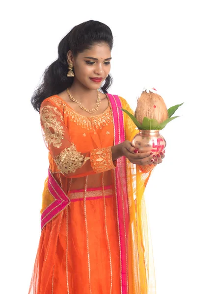 印度妇女举行传统的铜制卡拉什 印度节 铜制卡拉什与椰子和芒果叶与花卉装饰 必不可少的在后排Puja — 图库照片