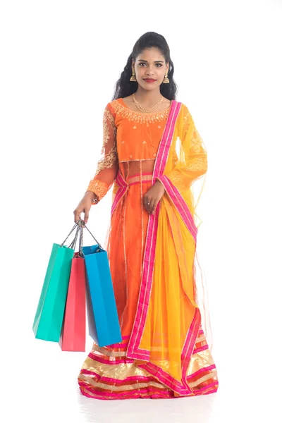 Mooi Indiaas Jong Meisje Met Boodschappentassen Terwijl Traditionele Etnische Kleding — Stockfoto