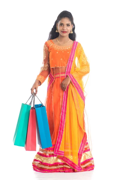 Mooi Indiaas Jong Meisje Met Boodschappentassen Terwijl Traditionele Etnische Kleding — Stockfoto