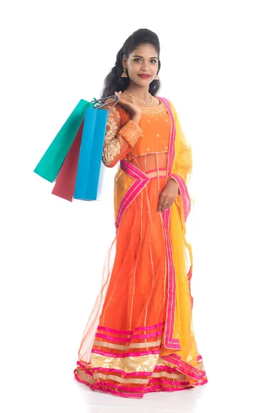 Vacker Indisk Ung Flicka Som Håller Shoppingväskor Medan Bär Traditionella — Stockfoto