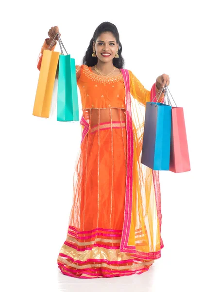 Mooi Indiaas Jong Meisje Met Boodschappentassen Terwijl Traditionele Etnische Kleding — Stockfoto