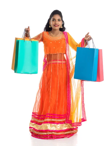 Mooi Indiaas Jong Meisje Met Boodschappentassen Terwijl Traditionele Etnische Kleding — Stockfoto