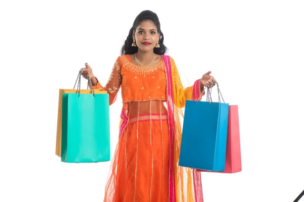 Hermosa Joven India Sosteniendo Bolsas Compras Mientras Usa Ropa Étnica — Foto de Stock