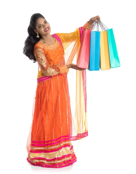 Красива Індійська Дівчина Тримає Сумочки Одягнута Традиційне Етнічне Вбрання Ізольовані — стокове фото