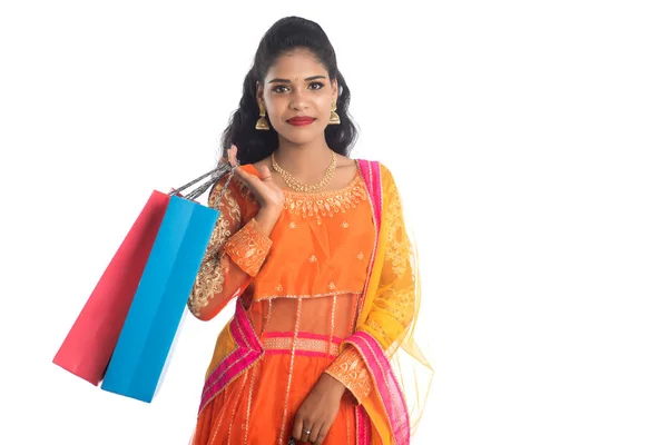 Gyönyörű Indiai Fiatal Lány Kezében Bevásárló Táskák Miközben Visel Hagyományos — Stock Fotó
