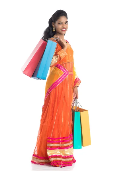 Mooi Indiaas Jong Meisje Met Boodschappentassen Terwijl Traditionele Etnische Kleding — Stockfoto