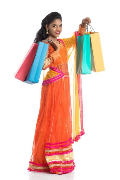 Frumoasă Fată Indiană Care Deține Saci Cumpărături Timp Poartă Uzură — Fotografie, imagine de stoc