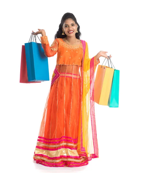 Mooi Indiaas Jong Meisje Met Boodschappentassen Terwijl Traditionele Etnische Kleding — Stockfoto