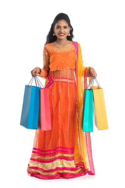 Mooi Indiaas Jong Meisje Met Boodschappentassen Terwijl Traditionele Etnische Kleding — Stockfoto