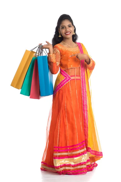 Hermosa Joven India Sosteniendo Bolsas Compras Mientras Usa Ropa Étnica —  Fotos de Stock