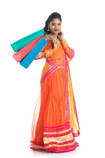 인도의 아름다운 소녀가 의상을 쇼핑백을 있습니다 배경에 고립되다 — 스톡 사진