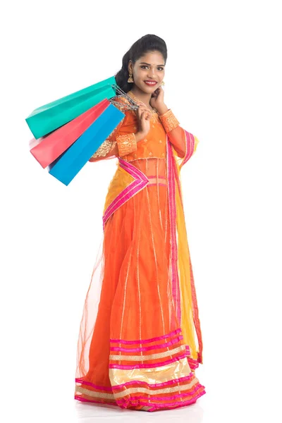 Menina Indiana Bonita Segurando Sacos Compras Enquanto Vestindo Desgaste Étnico — Fotografia de Stock