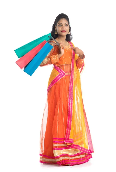 Όμορφη Ινδική Νεαρή Κοπέλα Κρατώντας Τσάντες Ψώνια Ενώ Φορώντας Παραδοσιακή — Φωτογραφία Αρχείου