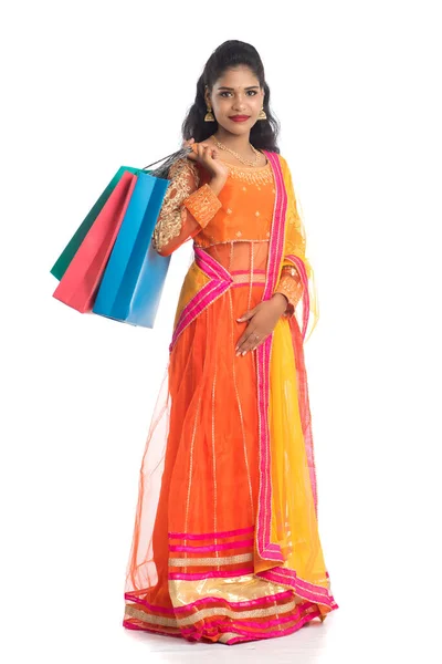 漂亮的印度小女孩穿着传统的民族服装 手里拿着购物袋 被白色背景隔离 — 图库照片