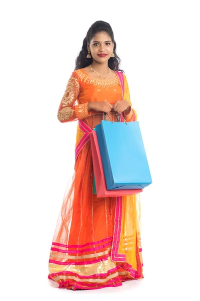 Piękna Indyjska Młoda Dziewczyna Trzyma Torby Zakupy Nosząc Tradycyjne Ubrania — Zdjęcie stockowe