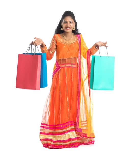 美しいインドの若い女の子は 伝統的な民族服を着て買い物袋を保持 白い背景に隔離された — ストック写真