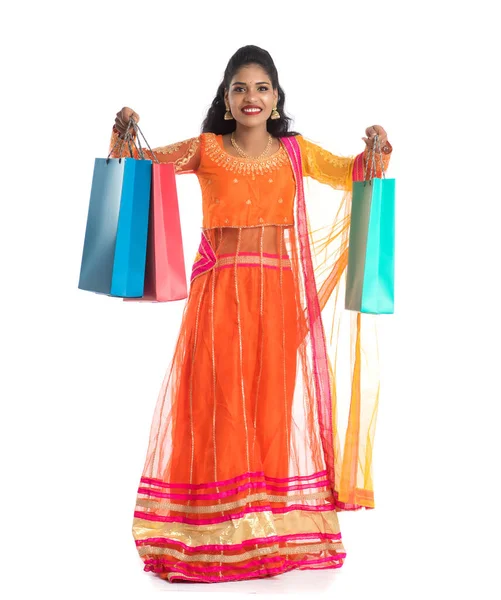 Hermosa Joven India Sosteniendo Bolsas Compras Mientras Usa Ropa Étnica —  Fotos de Stock