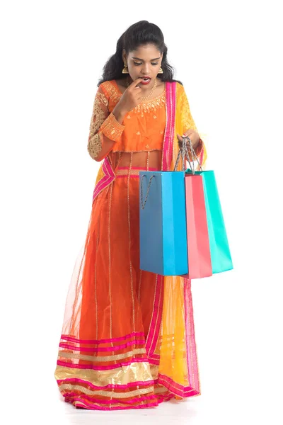 Mooi Indiaas Jong Meisje Met Boodschappentassen Terwijl Traditionele Etnische Kleding — Stockfoto