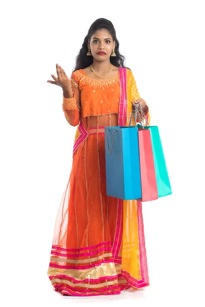 Mooi Indiaas Jong Meisje Met Boodschappentassen Terwijl Traditionele Etnische Kleding — Stockfoto