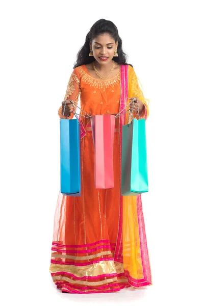 Mooi Indiaas Jong Meisje Met Boodschappentassen Terwijl Traditionele Etnische Kleding — Stockfoto