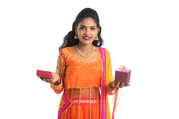 Portræt Ung Glad Smilende Indisk Pige Med Gaveæsker Hvid Baggrund - Stock-foto