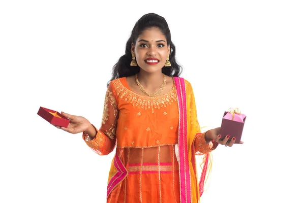 Портрет Молодой Счастливой Улыбающейся Индийской Девушки Подарочными Коробками Белом Фоне — стоковое фото