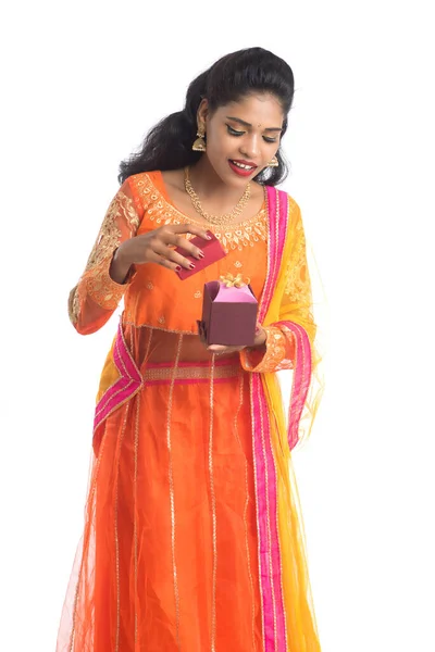 年轻快乐微笑的印度女孩拿着白色背景礼品盒的画像 — 图库照片