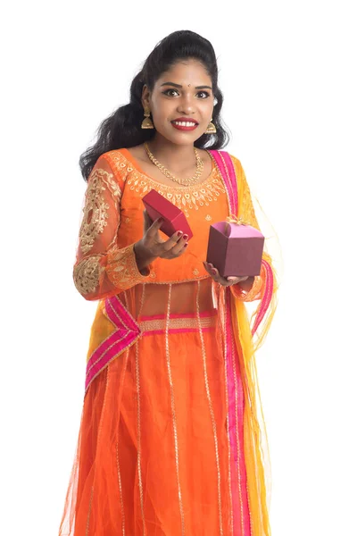 若い幸せな笑顔の肖像インドの女の子は白い背景にギフトボックスを保持 — ストック写真