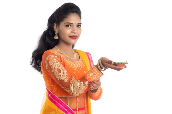 Retrato Uma Menina Tradicional Indiana Segurando Diya Menina Celebrando Diwali — Fotografia de Stock