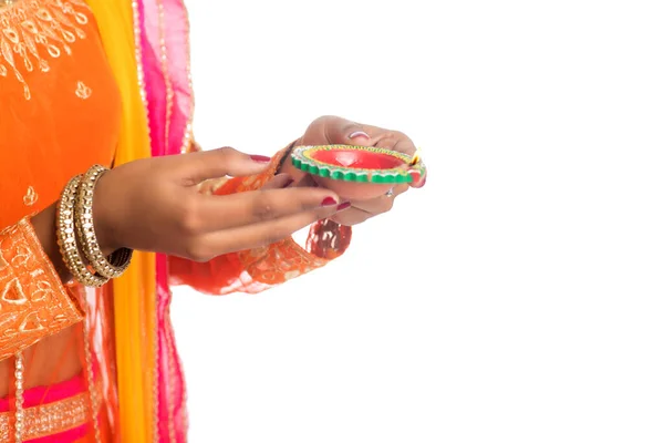 白色背景的灯节期间 印度传统女孩手持Diya 女孩手持油灯庆祝Diwali或Deepavali的肖像 — 图库照片
