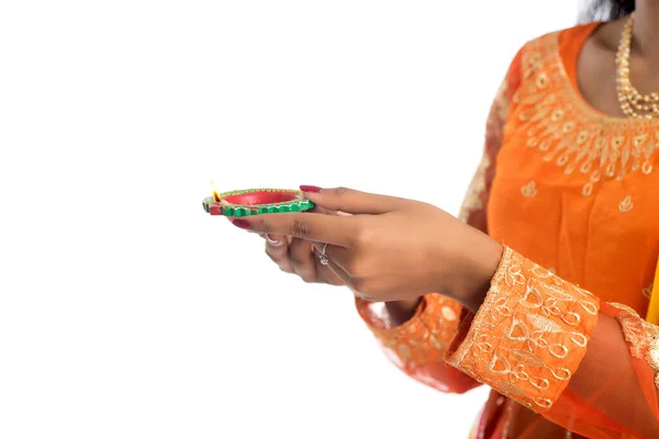 Retrato Uma Menina Tradicional Indiana Segurando Diya Menina Celebrando Diwali — Fotografia de Stock